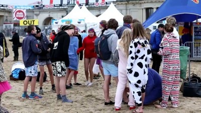 Belçika'da Dondurucu Soğukta Denize Girdiler