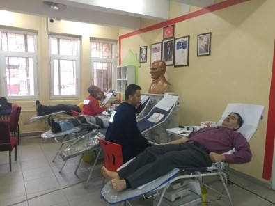 Kızıltepe Halk Eğitim Merkezinde Kızılay'a Kan Bağışı