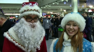 'Noel Baba' İle 'Kar Kız' Kıyafetli Yolcular Bedava Uçtu