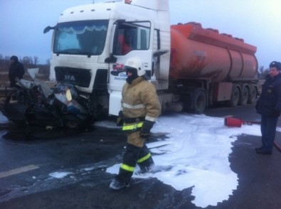 Rusya'da Yakıt Tankeriyle Otomobil Çarpıştı Açıklaması 5 Ölü