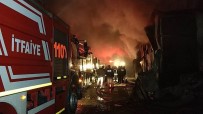 Samsun'daki Mobilya Mağazasının Deposundaki Yangın Söndürüldü