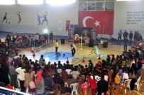 AKROBASİ GÖSTERİSİ - Akçakale'de İlk Defa Düzenlenen Sirk Gösterisine Çocuklardan Yoğun İlgi