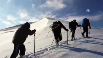 Dağcılardan Zorlu Zirve Tırmanışı