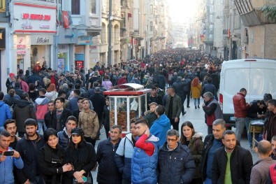 Havanın Güzelliğini Fırsat Bilen Vatandaşlar Taksim Meydanı'na Akın Etti