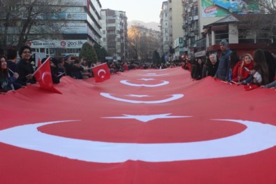 Sarıkamış Harekatı'nı Dev Türk Bayrağı Taşıyarak Andılar