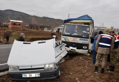 Sivas'ta Kamyon İle Otomobil Çarpıştı Açıklaması 1 Ölü, 1 Yaralı