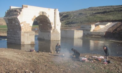 Arabanlılar Şahin'den Tarihi Köprü Çevresine Aile Piknik Alanı İstiyor