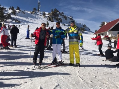 Başkan Dişli, SAÜ'lü Gençlerle Kartalkaya'da Kayak Yaptı