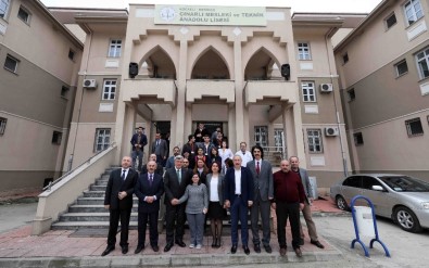 Başkan Karaosmanoğlu'ndan  Derince Çınarlı Mesleki Ve Teknik Anadolu Lisesi'ne Ziyaret