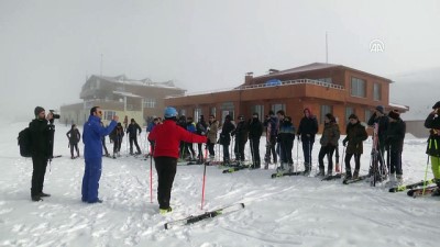 Hakkari'de Öğrenciler Kayak Öğreniyor