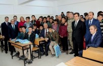 HÜSEYİN ÇELİK - Hakkari'de Üniversite Sınavına Hazırlanan Öğrencilere Kitap Desteği