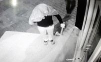 SAĞLIK OCAĞI - Maskeli Ve Baltalı Hırsızlar Önce Kameralara Sonra Da Polise Yakalandı