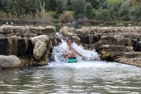 ŞELALE - Ocak Ayında Göle Girip Şifa Arıyorlar