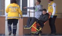 NECİP FAZIL KISAKÜREK - Bahçelievler'de Öğrencilerin Kavgası Kanlı Bitti Açıklaması 1 Öğrenci Yaralı