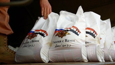 Rus Askeri Suriye'de Yemek Dağıttı