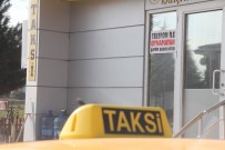 TAKSİ ŞOFÖRÜ - Taksi Durağına 'Telefonla Oynamayan Şoför' İlanı Astılar