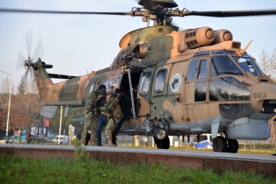 Uludağ'da Mahsur Kalan 3 Kişiyi Askerler Hastaneye Omuzlarında Getirdi