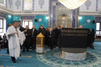 UMRE - Umreye Gidecek Vatandaşlar Dev Kabe Maketinin Önünde Tavaf Yapıyor