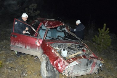 Yoldan Çıkan Otomobil Şarampole Yuvarlandı Açıklaması 2 Yaralı