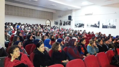 Burhaniye'de 'Modern Çağda Kadın Algısı' Konferansı İlgi Gördü