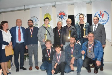 Dereceye Giren Satranç Sporcuları Ödüllerini Aldı