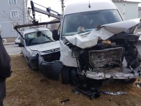 İki Araç Kavşakta Çarpıştı 4 Kişi Yaralandı