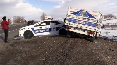 Kars'ta Kamyonet İle Minibüs Çarpıştı Açıklaması 3 Yaralı