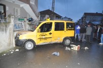 TİCARİ TAKSİ - Otomobil İle Ticari Taksi Çarpıştı Açıklaması 1 Yaralı