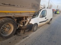 Tıra Arkadan Çarpan Gazete Dağıtım Aracı Sürücüsü Yaralandı Haberi