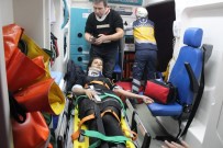 YOLCU MİDİBÜSÜ - Yolcu Midibüsü Su Kanalına Düştü Açıklaması 3 Yaralı