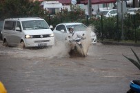 BITEZ - Bodrum'da Beklenen Yağış Gerçekleşti, Sokaklar Göle Döndü