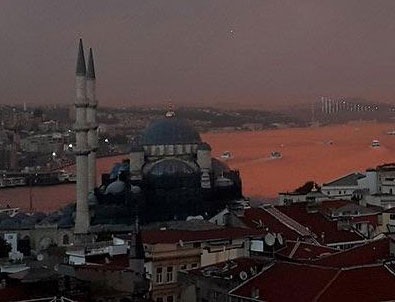 İstanbul kızıla boyandı, görenler hayran kaldı