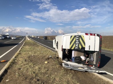 Öğrenci servisi devrildi: 18 yaralı