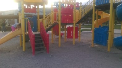 Oynadığı Parkta Yüzünü Demir Döşemelere Çarpan Çocuk Hastanelik Oldu