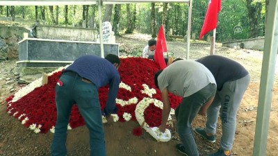 Şehidin Mezarına Karanfillerden Türk Bayrağı Yaptılar