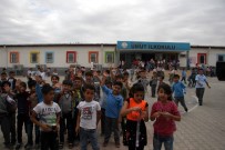 OKUL KIYAFETİ - Suriyeli Çocuklara Çanta Ve Kırtasiye Malzemesi Dağıtıldı