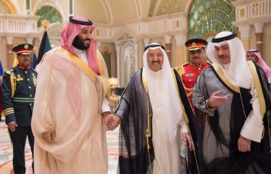 Suudi Arabistan'ın Veliaht Prensi Muhammed Bin Selman Kuveyt Emiri'nin Burnunu Öptü