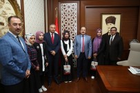 TABLET BİLGİSAYAR - Vali Pehlivan Başarılı Öğrencilere Tablet Bilgisayar Hediye Etti