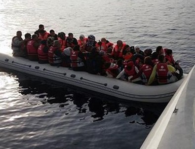 İzmir açıklarında kaçak teknesi battı: 4 ölü