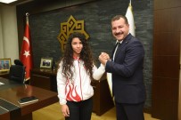 VÜCUT GELİŞTİRME ŞAMPİYONU - Karesisporlu Sporcular Şampiyona Yolcusu