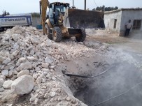 İSMAIL ÇETINKAYA - Köyün Ortasında Oluşan Dev Obruk Kapatıldı