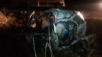 SARıCAN - Otomobil Tırla Çarpıştı Açıklaması 2 Ölü, 1 Yaralı