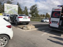 BALKÜPÜ - Otomobiller Kavşakta Çarpıştı Açıklaması 2 Yaralı
