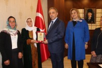 ORHAN TOPRAK - Peynir Fuarının Birincisi Ödülünü Vali Toprak'tan Aldı