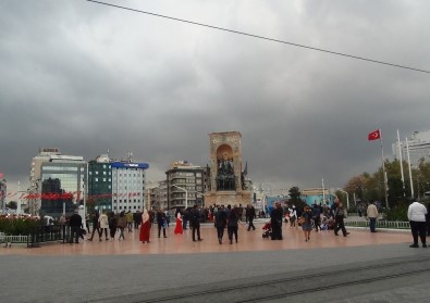 Taksim'de Sağanak Yağış Etkili Oldu