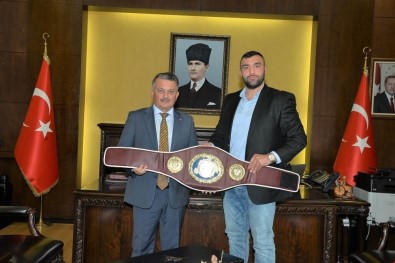 Avrupa Boks Şampiyonu Vali Yazıcı'yı Ziyaret Etti