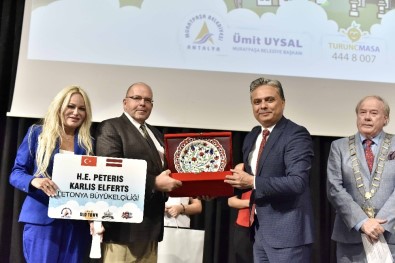 Başkan Uysal'a Kosova'dan Türk Bayrağı Rozeti