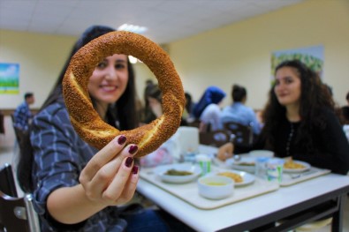 Bu Üniversitede Simit Fiyatına 4 Çeşit Yemek