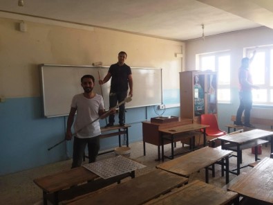 Ceylanpınar'ın Fedakar Öğretmenleri Okullarını Boyadı