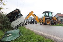 SARıMEŞE - Kaygan Yolda Kontrolden Çıkan Öğrenci Servisi Devrildi Açıklaması 3 Yaralı